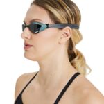 Lentes de competencia Arena Cobra Core Swipe Smoke, color verde army con negro (vista 3)