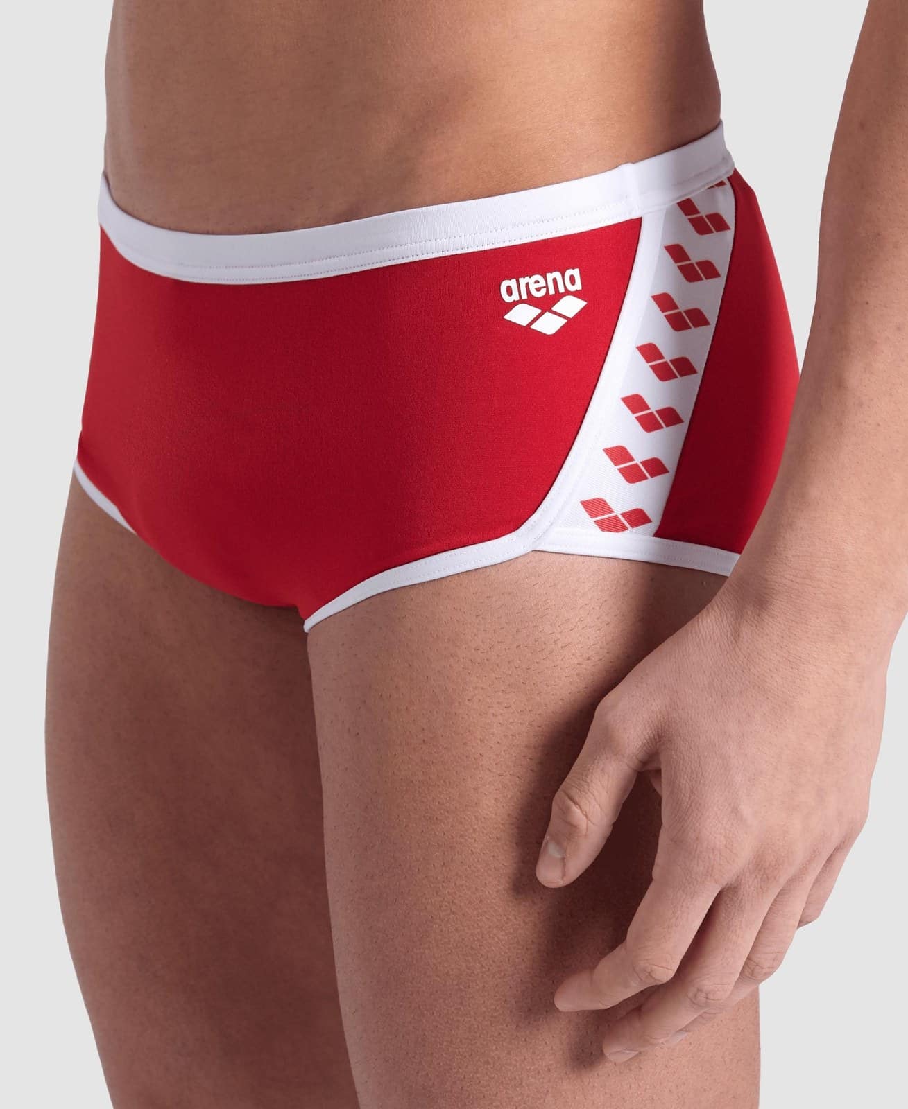 Traje de baño ARENA M. ICONS Low Waist Short Red-White — detalle de la cinta lateral en uso