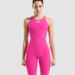 Calzoneta Comp ARENA W. PWSKIN IMPULSO Open Back LE Shocking Pink-Water — foto en uso