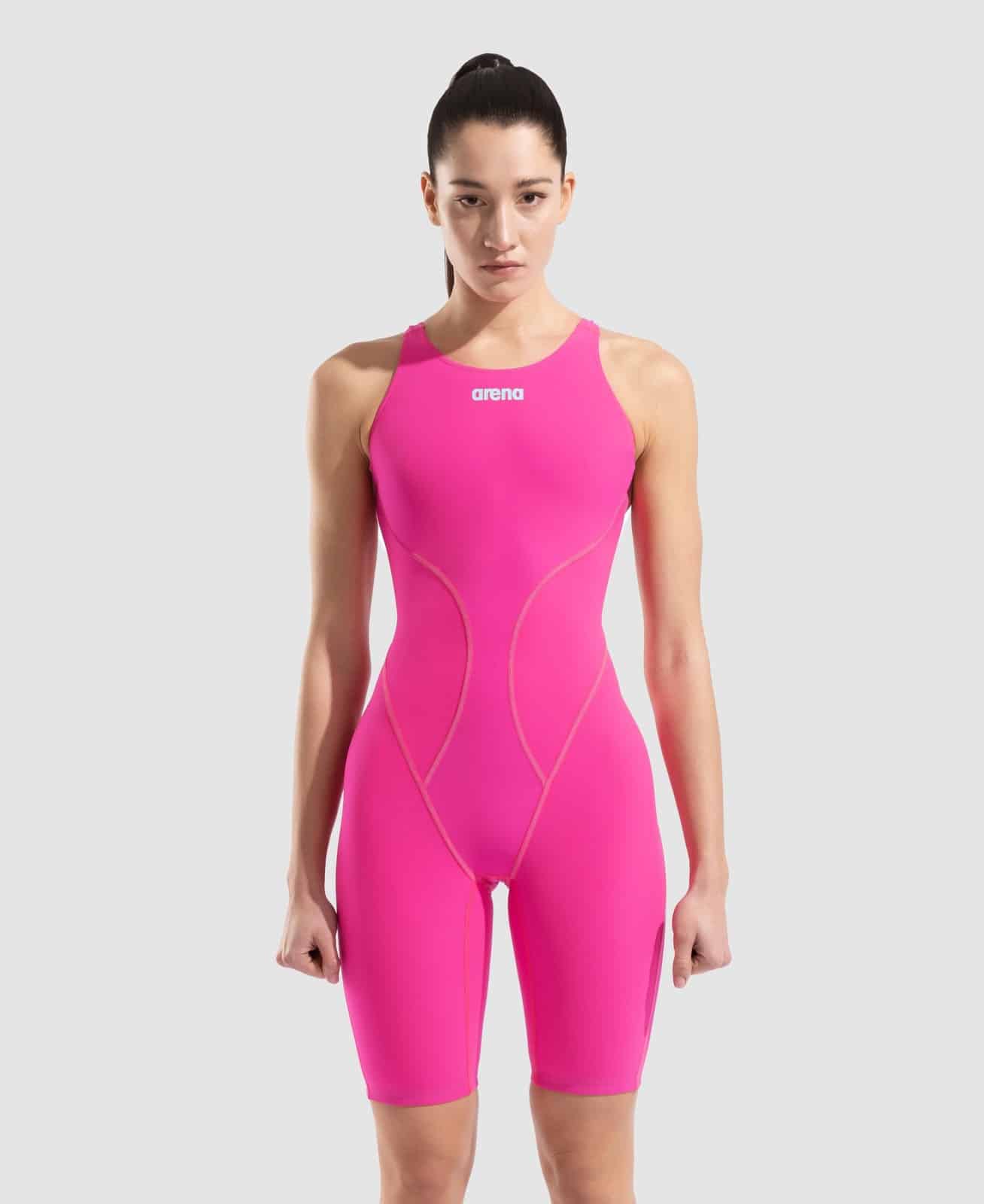 Calzoneta Comp ARENA W. PWSKIN IMPULSO Open Back LE Shocking Pink-Water — foto en uso