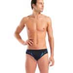 Traje de baño ARENA M. GRAPHIC Brief Black Turquoise (modelo de frente)
