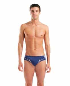 Traje de baño ARENA M. GRAPHIC Brief Navy White (modelo de frente)