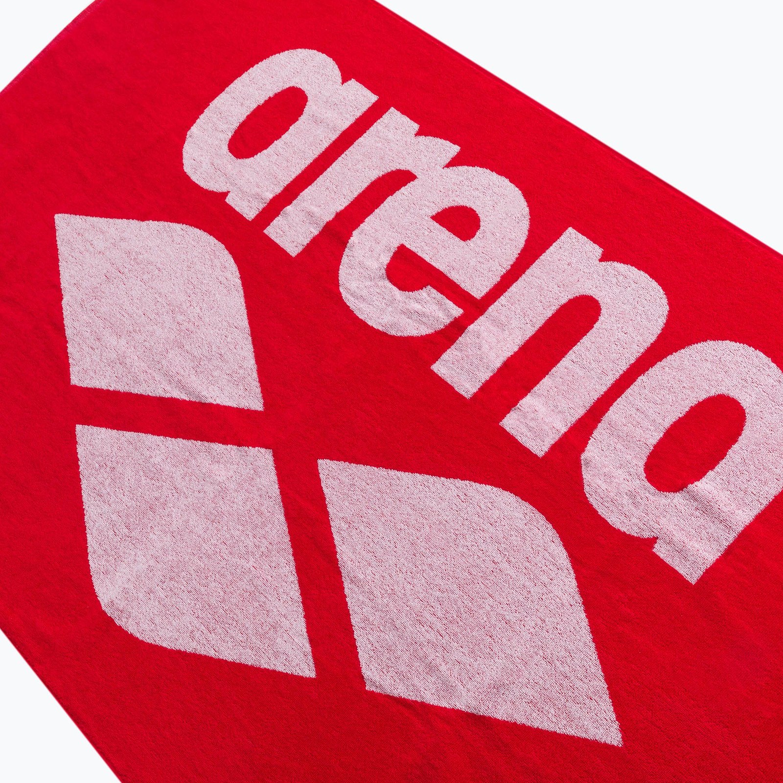 Toalla de algodón ARENA Pool Soft Towel Red White — detalle del logo