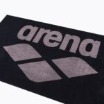 Toalla de algodón ARENA Pool Soft Towel Black Grey — detalle del logo