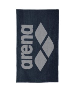 Toalla de algodón ARENA Pool Soft Towel Navy Grey — vista completa con logo
