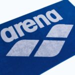 Toalla de algodón ARENA Pool Soft Towel Royal White — detalle del logo